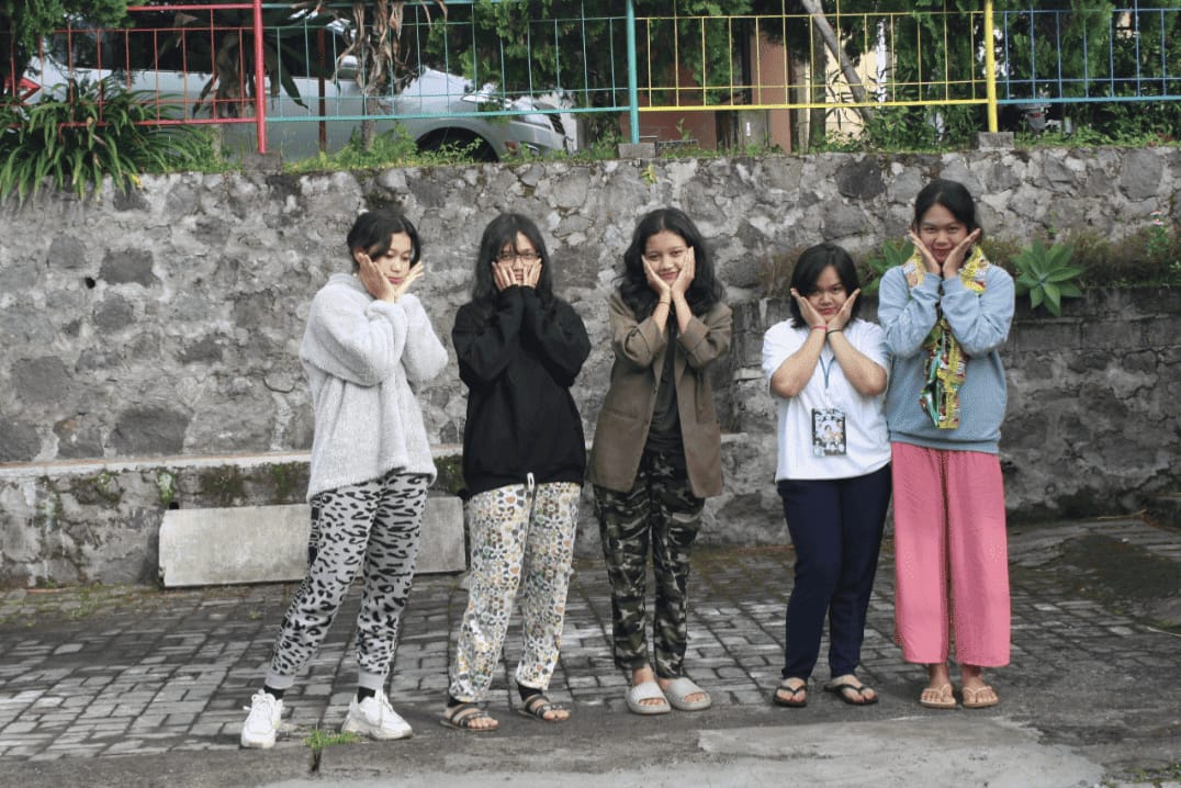 Penyerahan hadiah pemenang kepada peserta